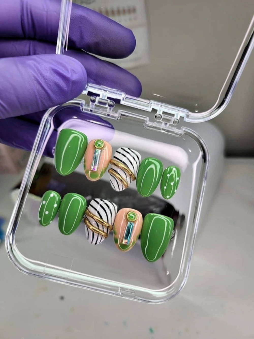 Size(S)-Green & White Striped Nail Art Press-On Set